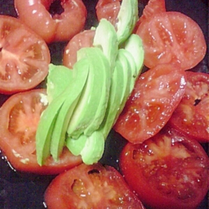 トマトとアボカドのカラフルサラダ